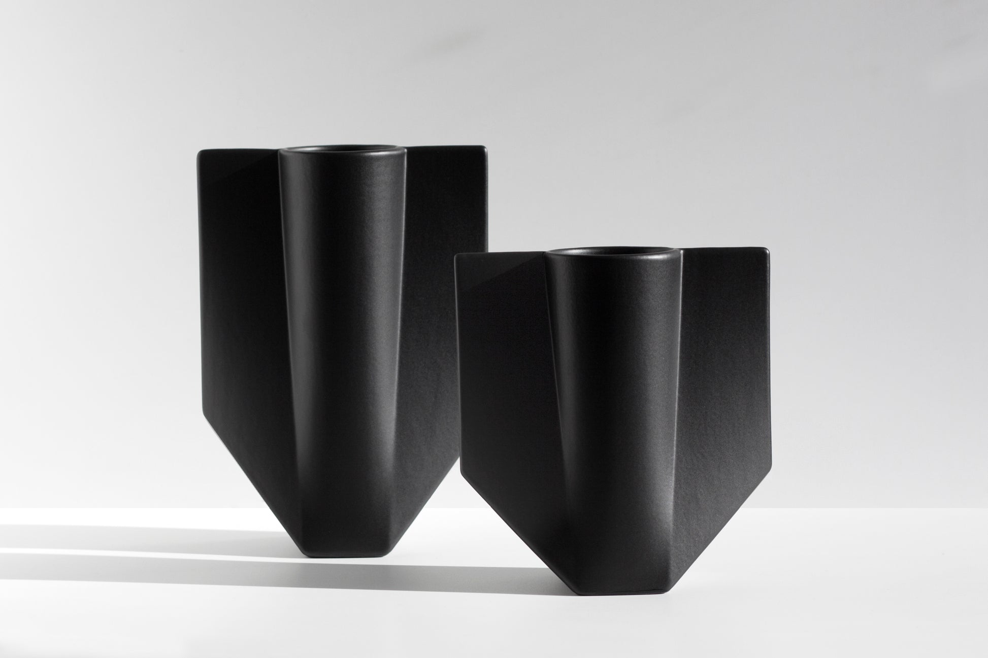 Vaso in ceramica nera decorativa Gioderico, design elegante e sostenibile per la tua casa